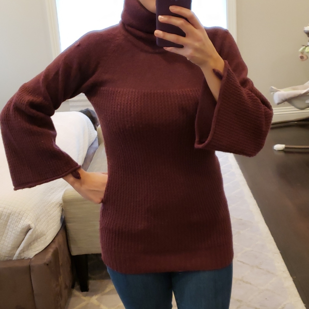 WOMEN'S BURGUNDY TURTLENECK SWEATER
